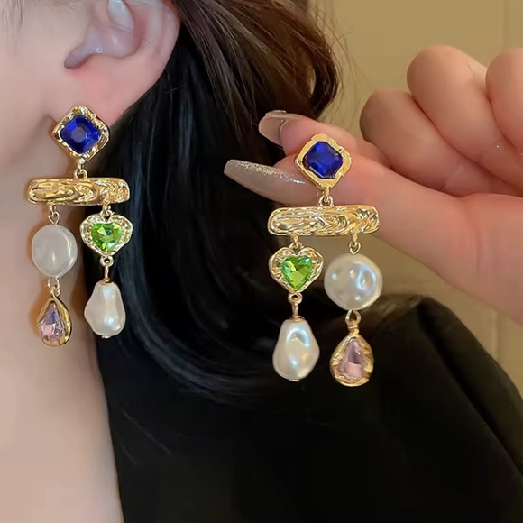 Elegant Feminine Gold Tone Drop Earrings with Gems 💎 - Picture 4 of 4